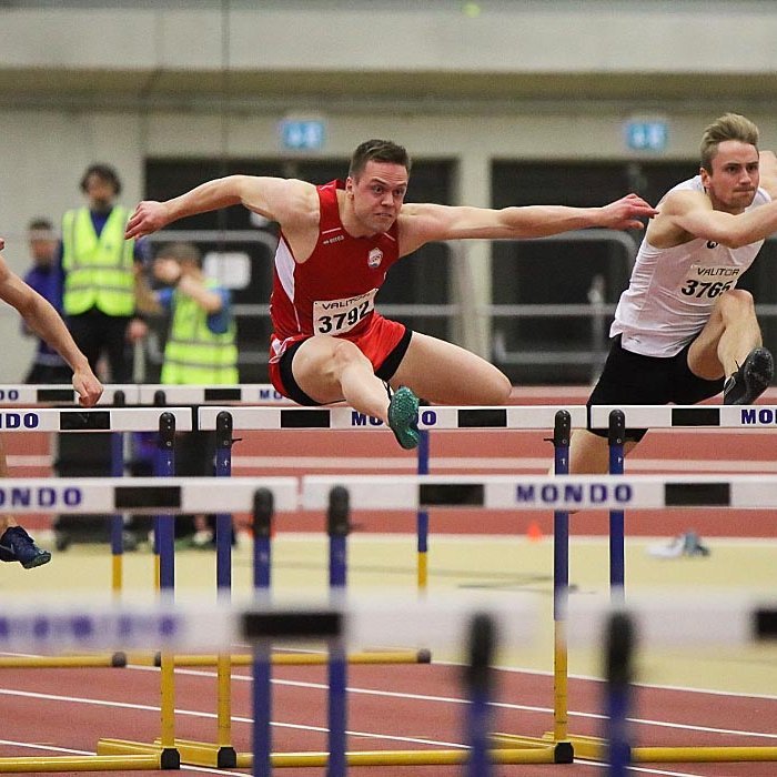 Ísak Óli rauðklæddur í grindahlaupinu. MYND AF VEF FRÍ