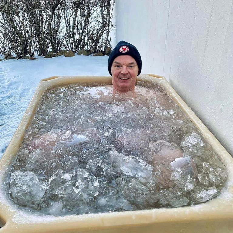 Róbert Daníel kallar ekki allt ömmu sína. Kannski er hann bara að kæla sig aðeins niður eftir að hans menn komust á toppinn í ensku í gær. MYND: Erna Björg Jónmundsdóttir