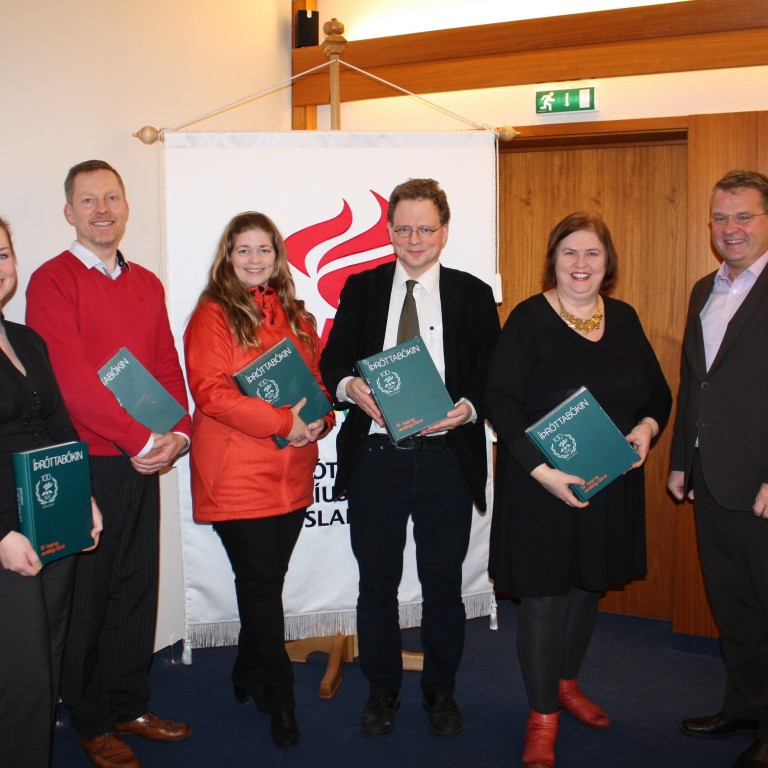 ÍSÍ gefur héraðskjalasöfnun landsins Íþróttabókina