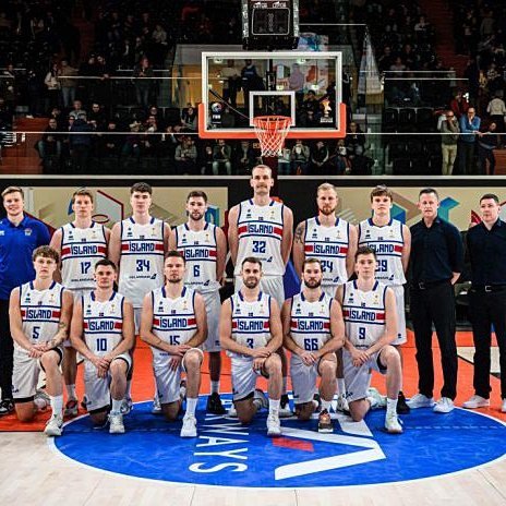 Íslenska landsliðið fyrir leik í gær. Arnar númer 66 og Raggi 34. MYND AF NETINU