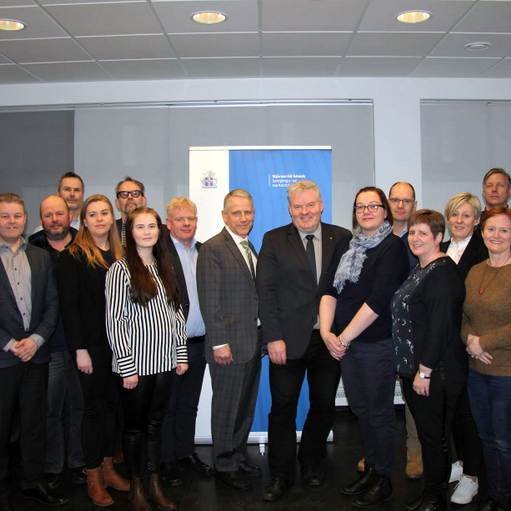 Fulltrúar sveitarfélaga, fjarskiptasjóðs og ráðuneytisins við undirritun samninga við sveitarfélög um ljósleiðaravæðingu í dreifbýli. Mynd stjornarradid.is