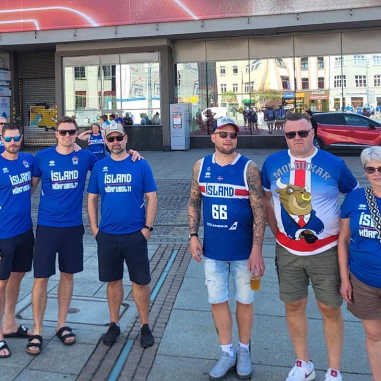Gott stuðningsfólk Íslands. Að venju hafa stuðningsmenn Íslands vakið jákvæða athygli fyrir jákvæðni og almennan hressleika. MYND: PALLI FRIÐRIKS