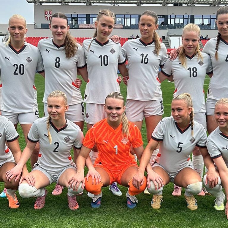 Lið Íslands fyrir leikinn í morgun. Herdís Halla númer 1.. MYND AF VEF KSÍ