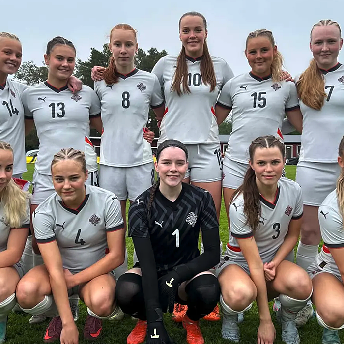 Lið Íslands fyrir leik í dag. Birgitta númer 15 og Elísa númer 6. MYND AF KSÍ.IS