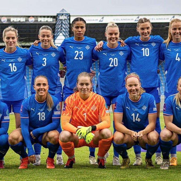 Íslenska kvennalandsliðið. Glódís Perla lengst til hægri í aftari röð og að sjálfsögðu með fyrirliðabandið.  MYND AF VEF KSÍ