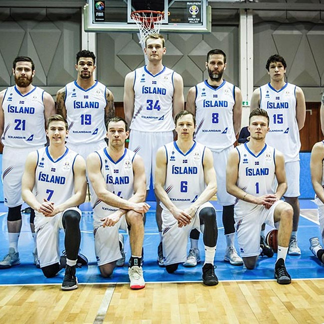 Íslenska landsliðið í körfubolta. Pétur er lengst til vinstri í neðri röð, við hlið Loga Gunnars sem spilaði í gær síðasta landsleik sinn eftir hreint magnaðan 147 leikja landsliðsferil. MYND AF KKÍ.IS