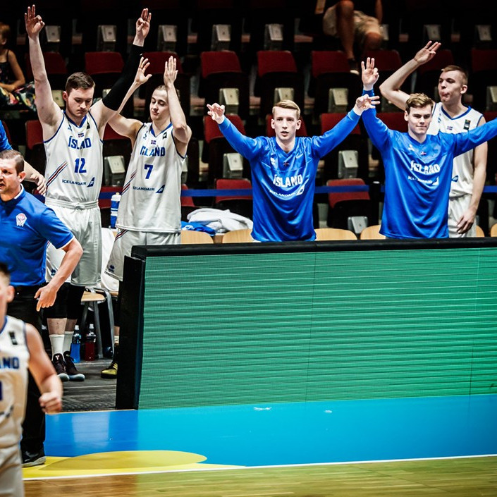 Íslenska U20 landsliðið fagnar í Þýskalandi. MYND: KARFAN.IS