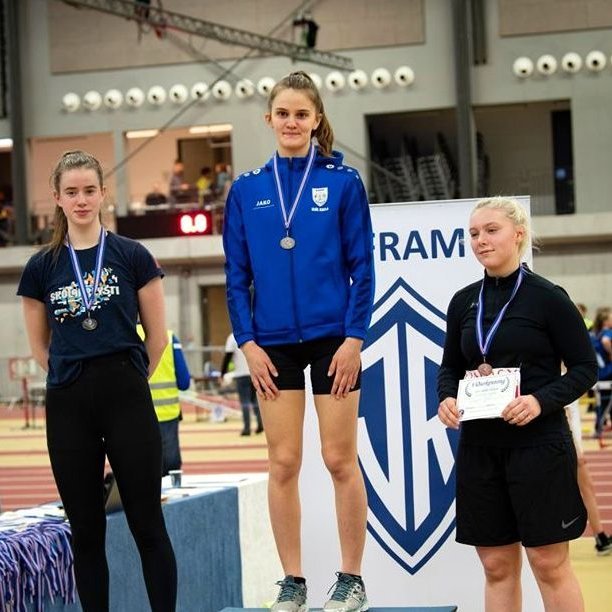 Ísól Katla Róbertsdóttir með gullið í 800 metra hlaupi stúlkna. Henni á hægri hönd er Ingunn Elsa Apel Ingadóttir úr Kormáki og Elísa Margret Marteinsdóttir HHF á vinstri. Mynd: Róbert Daníel Jónsson.