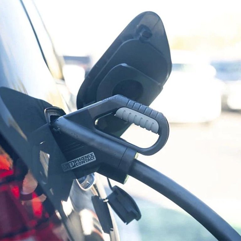 Nú minnkar biðin eftir rafmagni á bílinn þegar áð er á Blönduósi. MYND: ÍSORKA