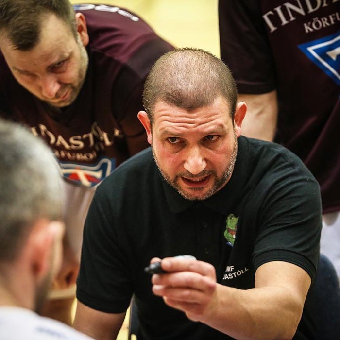 Israel Martin fer yfir málin með leikmönnum sínum. MYND: HJALTI ÁRNA