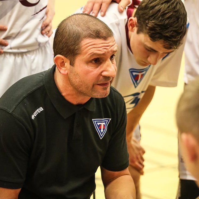 Það mæðir mikið á Israel Martin þessa dagana en Tindastólsmenn þurfa að finna taktinn fyrr en síðar. MYND: HJALTI ÁRNA