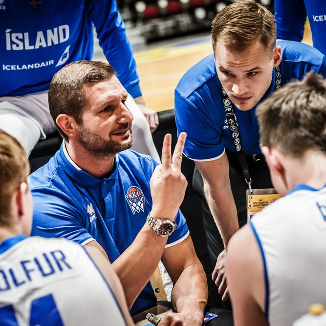 Israel Martin og strákarnir í U20 landsliðinu.  MYND: KARFAN.IS