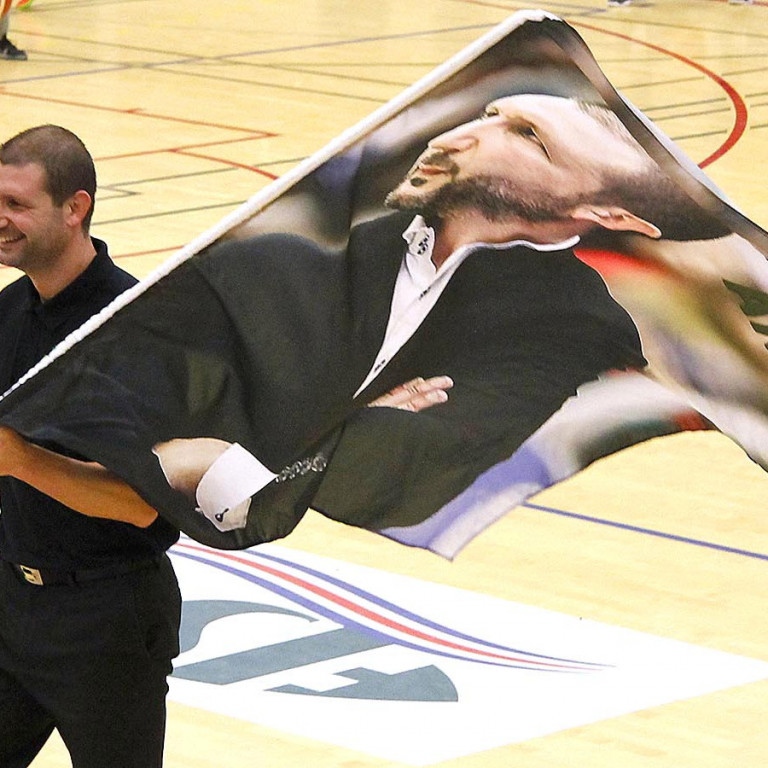 Israel's Army! Þjálfari Tindastóls, Israel Martin, virtist hæstánægður með nýja fánann sem stuðningsmenn sveiflluðu ákaft meðan á leik stóð. Hann sá ástæðu til að nappa honum af þeim í leikslok og sveifla honum sjálfur!  MYND: ÓAB