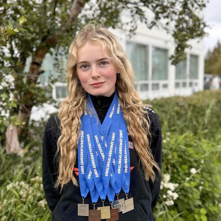 Súsanna Guðlaug með verðlaunapeningana að loknu Unglingalandsmóti UMFÍ í ágúst 2024. MYND AÐSEND.