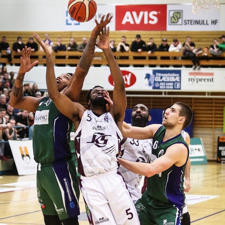 Jaka Brodnik (6) spilar vörn á PJ Alawoya í leik Tindastóls og Þórs nú í vor. MYND: HJALTI ÁRNA