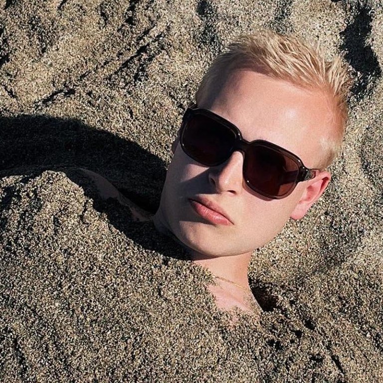 Jakob Birgis við öllu búinn. Það er vissara að vera með sólgleraugun með sér þegar flakkað er um Norðurland vestra. MYND AF FB