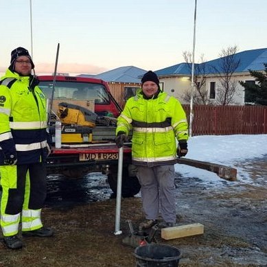 Bjarni Helgi Ragnarsson, starfsmaður þjónustumiðstöðvar Svf. Skagafjarðar, og Baldvin Jónbjarnarson, jarðeðlisfræðingur hjá Eflu Verkfræðistofu, við sýnatöku. Mynd:FE
