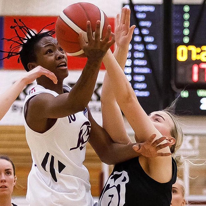 Jayla Johnson gerði 44 stig í gær en það dugði skammt. Hér er hún í loftfimleikum gegn liði KR fyrr á árinu. MYND: DAVÍÐ MÁR