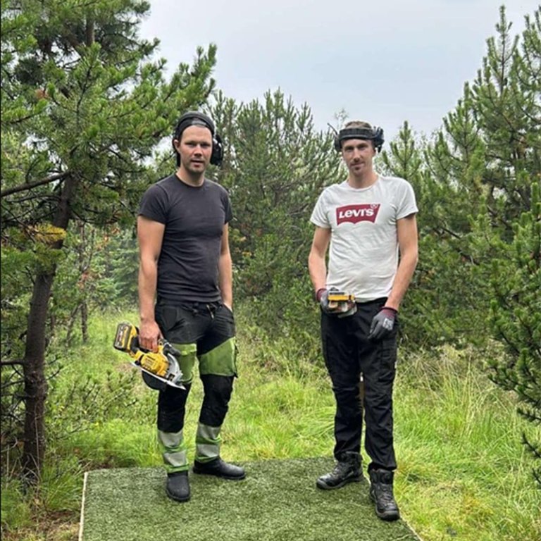 Pallameistararnir við einn pallinn. Kristján Ársælsson til vinstri og Hlynur Rafn Rafnsson. MYND AF HÚNAÞING.IS
