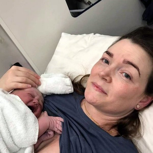 Jenný Lind Sigurjónsdóttir og nýfædda dóttirin. Myndir af FB-síðu Jennýjar.