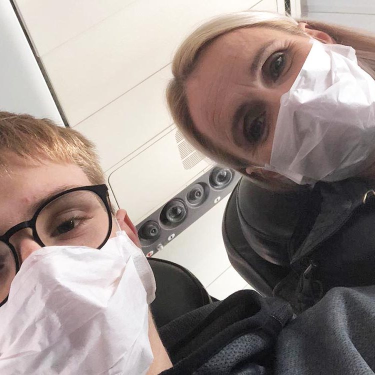 Almar Orri og Jenný í flugvélinni á leiðinni heim frá Ítalíu. AÐSENDAR MYNDIR