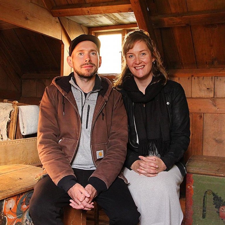 Listamaðurinn Jérémy ásamt Berglindi Þorsteinsdóttur safnstjóra Byggðasafns Skagfirðinga. MYND AÐSEND