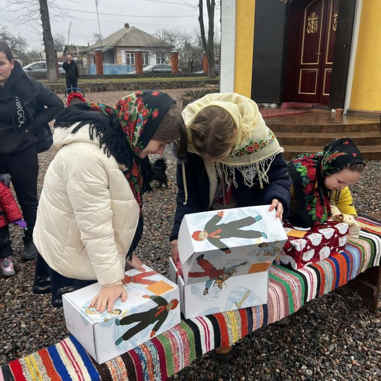 Það voru glöð börnin í Úkraínu sem að fengu gjafir frá Íslandi,myndin er af heimasíðu Jól í skókassa og var tekin í fyrra.