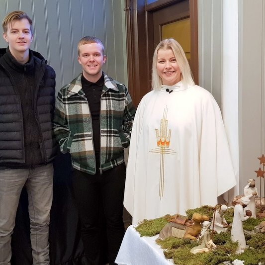 Eysteinn Ívar Guðbrandsson, Jóhann Daði Gíslason og Sigríður Gunnarsdóttir við afhendingu afraksturs tónleikanna Jólin heima. Mynd: PF.