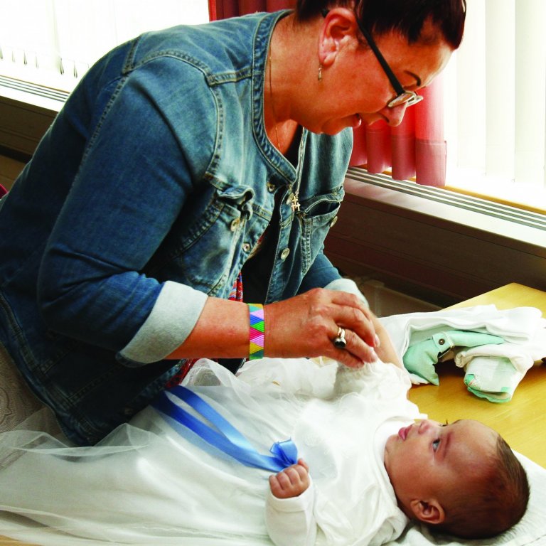 Ásta með barnabarnið, Jóhann Rafn, í skírnarkjólnum.