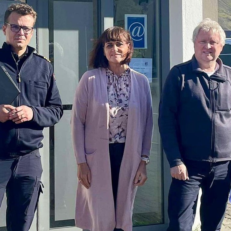 Bjarni ásamt Sigríði Ingvarsdóttir bæjarstjóra Fjallabyggðar og Jóhanni K. Jóhannssyni slökkviliðsstjóra. AÐSENDAR MYNDIR