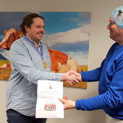 Kraftframherji Agent MoMo, Jóhannes Björn Þorleifsson, tekur við verðlaunum úr hendi Vignis Kjartanssonar, formanns kærunefndar Jólamóts og þingforseta Molduxa. Mynd: PF.