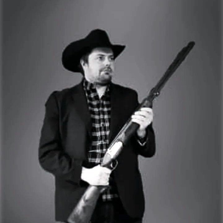 „Við erum kúrekar, og syngjum þetta lag, til Jóka meistara, með haglabyssuna.“