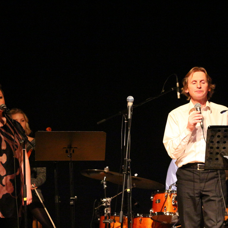 Hrafnhildur ásamt Skúla Einarssyni á tónleikum Jólahúna um síðustu helgi. Mynd: Ásdís Birta Árnadóttir