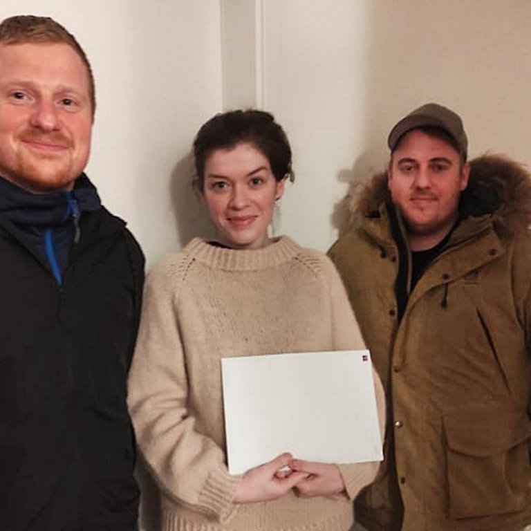 Jólahúnarnir Elvar Logi og Kristinn Rúnar Víglundsson afhenda Margréti styrkinn. MYND AF FACEBOOK