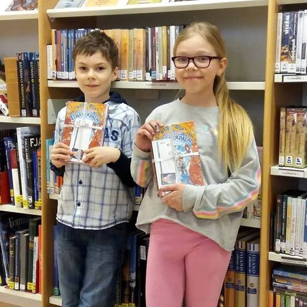 Vinningshafarnir í Jólasveinalestri bókasafnsins á Skagaströnd, Jón Benedikt Jensson og Steinunn Kristín Valtýsdóttir. Mynd:skagastrond.is.