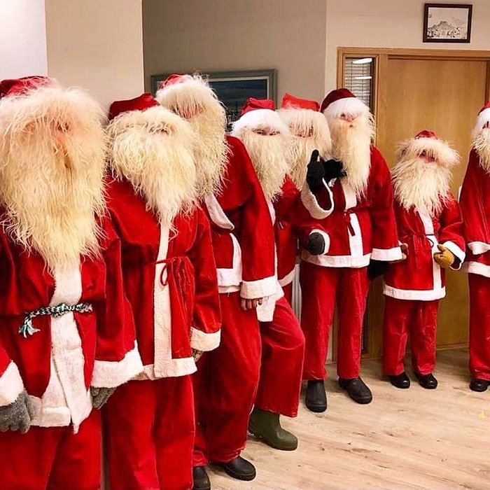 Jólasveinarnir uppstilltir en úfnir í húsakynnum sveitarfélagsins. Olli Alexöndru (neðst til hægri) með allt undir kontról. MYND: SKAGASTROND.IS