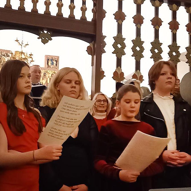 Ungir og efnilegir söngvarar úr Varmahlíðarskóla skyggja hér á kórfélaga. Það hefur augljóslega alveg gleymst að gera ráð fyrir ljósmyndurum þegar kirkjan var byggð fyrir um 270 árum... MYND FRÁ SIGGU GARÐARS