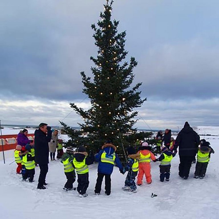 Dansað í kringum jólatréð á Blönduósi. MYND: BLÖNDUÓS.IS