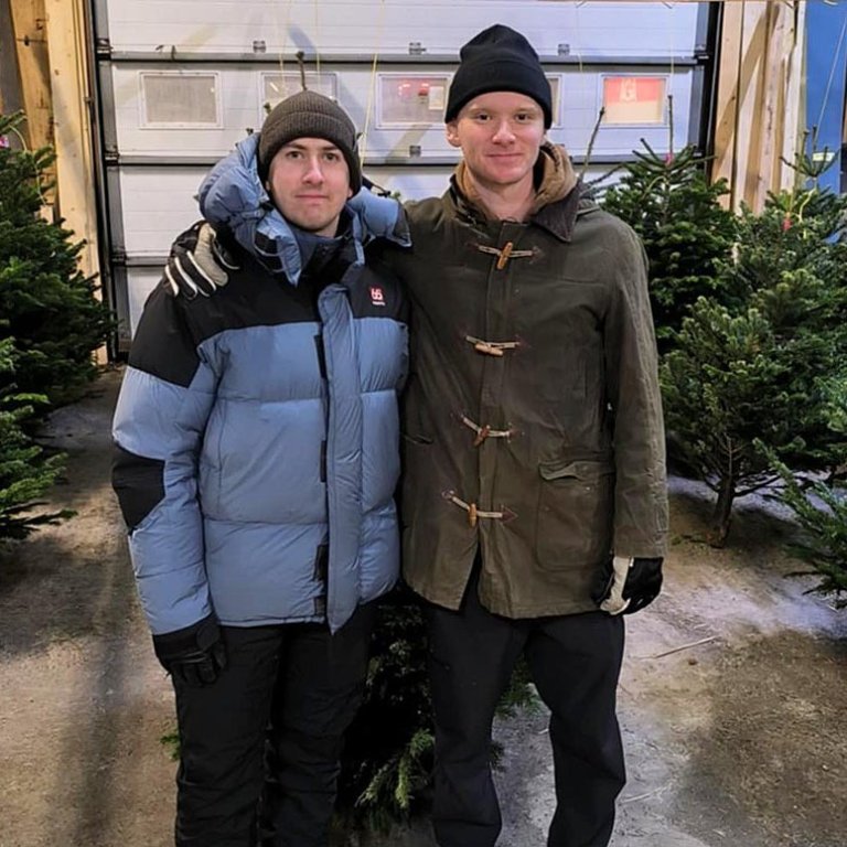 Pétur Rúnar og Júlíus Orri fara létt með að troða ... jólatrénu í netið. MYND: INDRIÐI