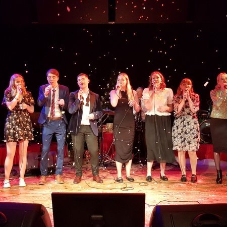 Það stóð sig heldur betur vel á sviðinu í Miðgarði sl. laugardagskvöld unga fólkið sem söng og lék á hljóðfæri á Jólin heima. Mynd: PF.