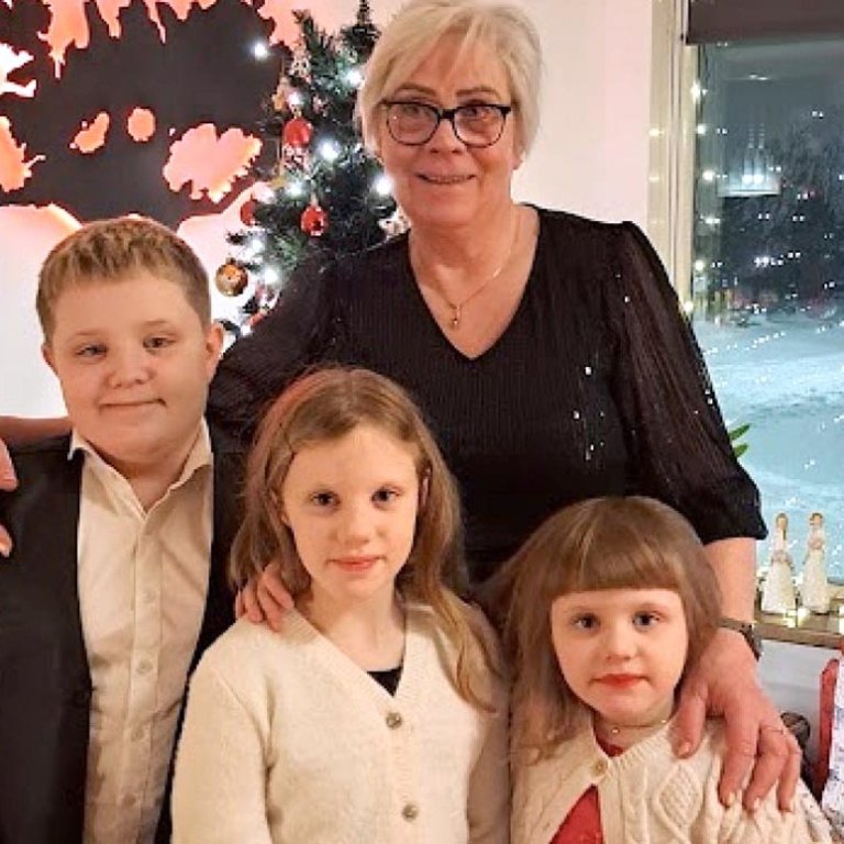 Gunna með hluta barnabarnanna; Agli, Elsu og Maríu, á jólunum. AÐSEND MYND