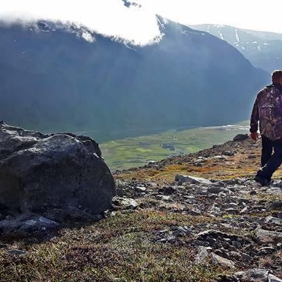 Myndin er tekin af forsíðu Bændablaðsins og sýnir Jón ganga á föll í Fljótum í leit að mink.
