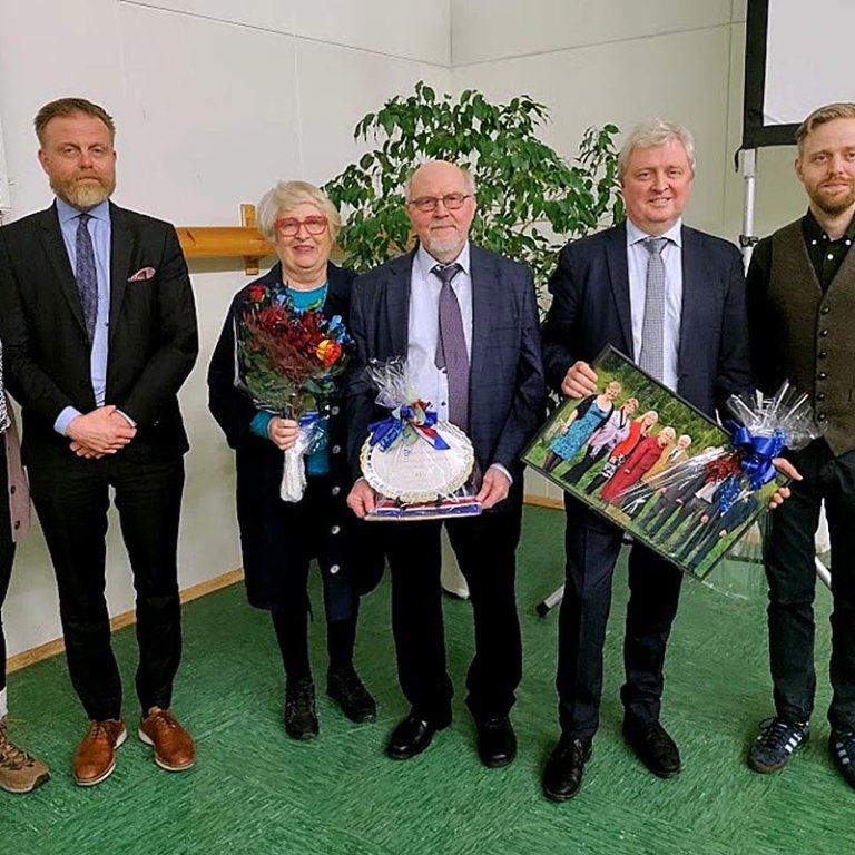 Skólastjórahjónin Jón Bjarnason og Ingibjörg Kolka ásamt fjórum barna sinna. Frá vinstri: Laufey, Ásgeir, Ingibjörg, Jón, Bjarni og Páll. Myndin tekin á málþinginu 2023. MYNDIR AÐSENDAR
