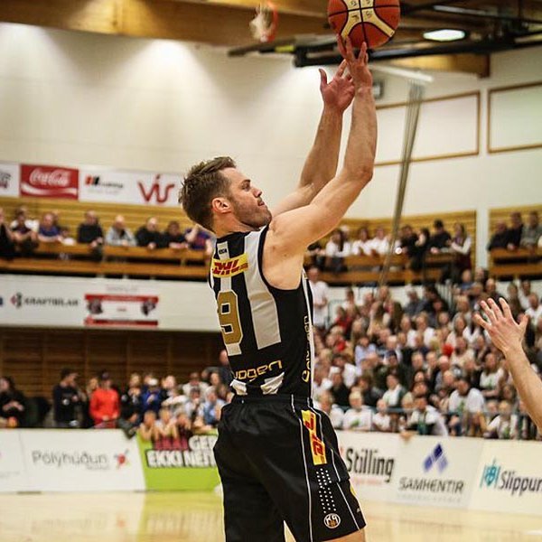 Átti þessi heiðursmaður ekki að vera kominn í háttinn? Hér er Jón Arnór reyndar í leik í Síkinu í vor. Hann er alveg sæmilegur. MYND: HJALTI ÁRNA