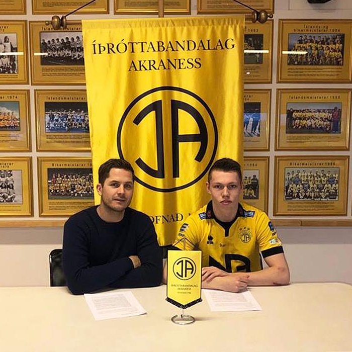Jóhannes Karl Guðjónsson, þjálfari ÍA, og Jón Gísli Eyland Gíslason við undirritunina í gær. MYND AF VEF ÍA