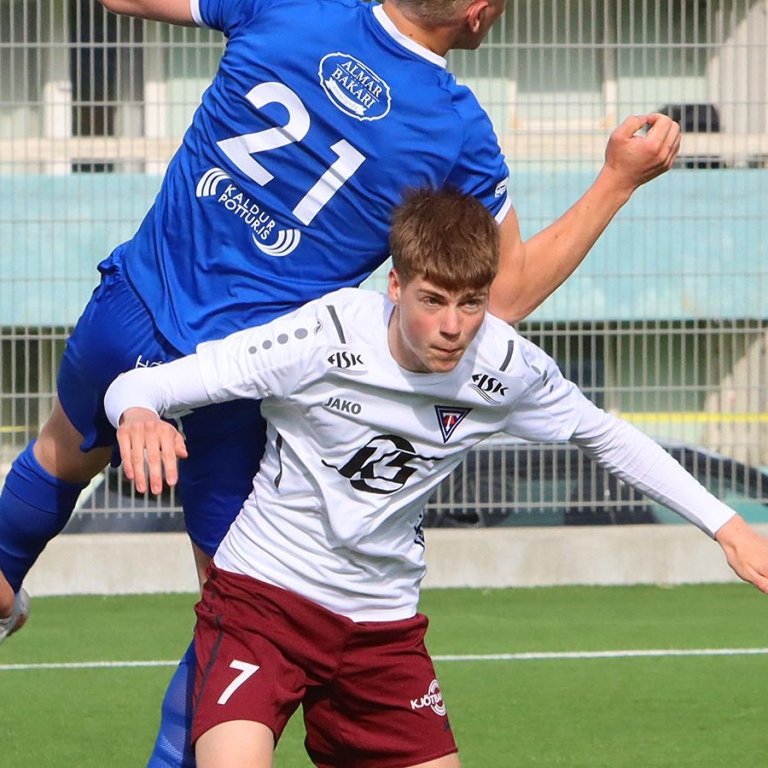 Stólarnir voru ekkert franskbrauð í gær. Hér tekur Jón Gísli einn Hvergerðing á bakið. MYND: ÓAB