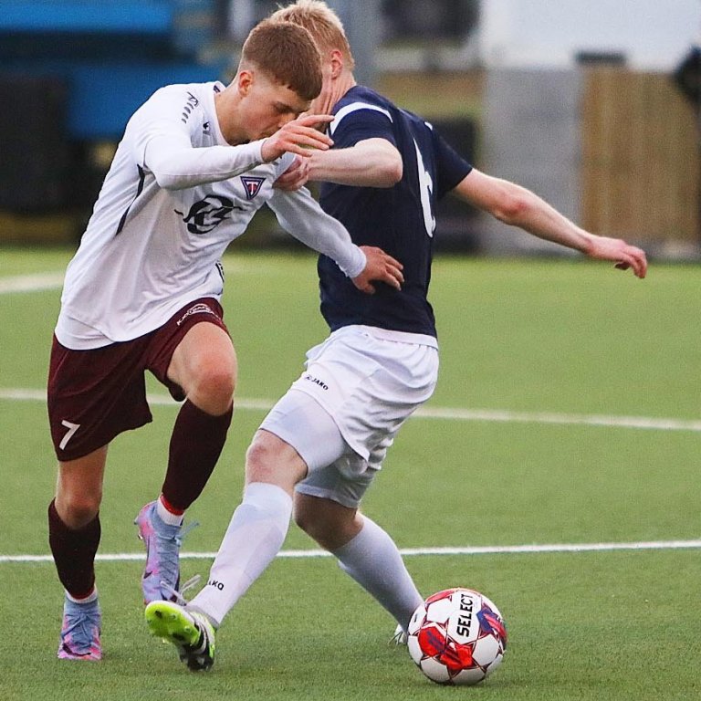Jón Gísli Stefánsson fer illa með leikmann KH á Króknum á dögunum. Hann gerði annað mark Stólanna í gærkvöldi. MYND: ÓAB