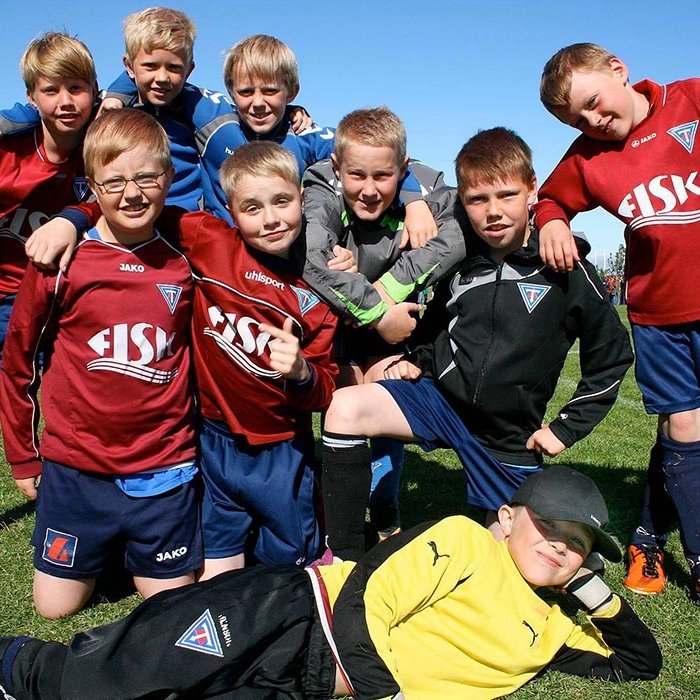 Nokkurra ára gömul mynd frá Króksmóti. Tveir gaurar á myndinni spiluðu á Pride Park í gærkvöldi, Jón Gísli sem er í svörtum jakka og Borgnesingurinn Brynjar Snær Pálsson sem er þriðji frá vinstri í alötustu röð. MYND: GJ