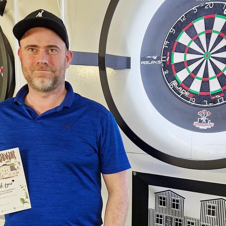 Jón Oddur kampakátur með sigurlaunin. MYND: PKS