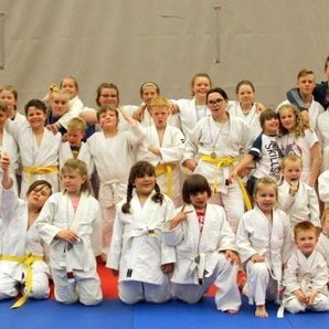 Keppendur á Vormóti Tindastóls í júdó 2019 ásamt þeim Huldu Guðmundsdóttur (vinstra megin) og Sesselju Margréti Albertsdóttur (hægra megin), fyrstu konunum sem hófu að æfa júdó á Íslandi. Mynd: Katharina Sommermeier.